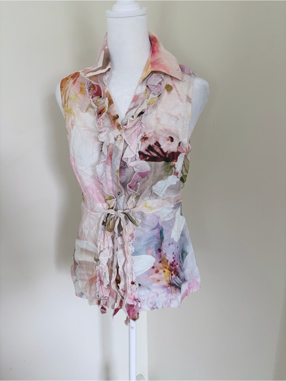 Y2K vintage sleeveless collared tank top featuring a floral pattern and ruffled